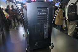 画像ギャラリー No.007のサムネイル画像 / Razer初のPCケース「Tomahawk Elite」は天板自動開閉システムと跳ね上がる側面ガラスパネルを搭載