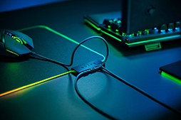 画像ギャラリー No.005のサムネイル画像 / Razer,LEDディスプレイ内蔵マイク「Seiren Emote」と光るマウスパッド「Firefly V2」を国内発売