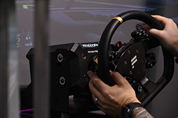 画像ギャラリー No.004のサムネイル画像 / Razerのレースゲーム用のコクピットシステム「Razer Eracing Simulator」を早速体験してきた