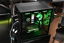 画像ギャラリー No.008のサムネイル画像 / Razerのレースゲーム用のコクピットシステム「Razer Eracing Simulator」を早速体験してきた