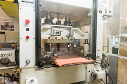 画像ギャラリー No.015のサムネイル画像 / Logicool Gとオムロンによるオリジナルメカニカルキースイッチ「Romer-G」,その製造工程を鳥取でじっくり見てきた