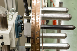 画像ギャラリー No.017のサムネイル画像 / Logicool Gとオムロンによるオリジナルメカニカルキースイッチ「Romer-G」,その製造工程を鳥取でじっくり見てきた