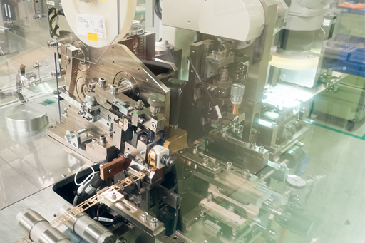 画像ギャラリー No.018のサムネイル画像 / Logicool Gとオムロンによるオリジナルメカニカルキースイッチ「Romer-G」,その製造工程を鳥取でじっくり見てきた