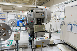 画像ギャラリー No.020のサムネイル画像 / Logicool Gとオムロンによるオリジナルメカニカルキースイッチ「Romer-G」,その製造工程を鳥取でじっくり見てきた