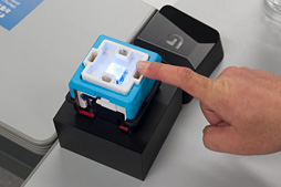 画像ギャラリー No.022のサムネイル画像 / Logicool Gとオムロンによるオリジナルメカニカルキースイッチ「Romer-G」,その製造工程を鳥取でじっくり見てきた