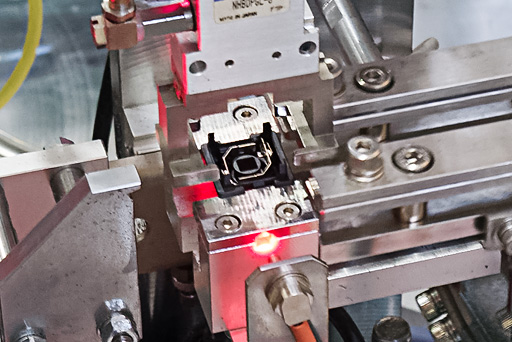 画像ギャラリー No.025のサムネイル画像 / Logicool Gとオムロンによるオリジナルメカニカルキースイッチ「Romer-G」,その製造工程を鳥取でじっくり見てきた