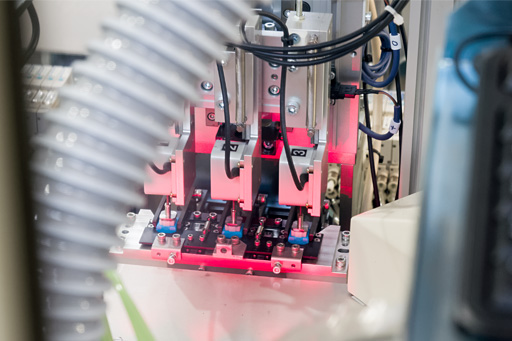 画像ギャラリー No.036のサムネイル画像 / Logicool Gとオムロンによるオリジナルメカニカルキースイッチ「Romer-G」,その製造工程を鳥取でじっくり見てきた