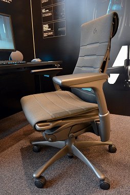 画像ギャラリー No.010のサムネイル画像 / ハーマンミラー直営店で聞く,20万円超えの椅子がゲーマーに向いている理由。良い姿勢で座らないと,血行が悪くなってゲームプレイに悪影響?
