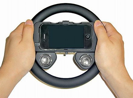画像ギャラリー No.002のサムネイル画像 / iPhone 4用レースゲームの臨場感アップ? ステアリングコントローラ風のアタッチメントが登場