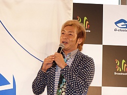画像ギャラリー No.001のサムネイル画像 / クラウドゲーム機「G-cluster」発売記念イベントの模様をレポート。PR大使に就任したつるの剛士さんと西山茉希さんも興味津々
