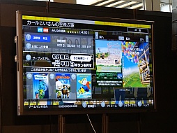 画像ギャラリー No.010のサムネイル画像 / クラウドゲーム機「G-cluster」発売記念イベントの模様をレポート。PR大使に就任したつるの剛士さんと西山茉希さんも興味津々