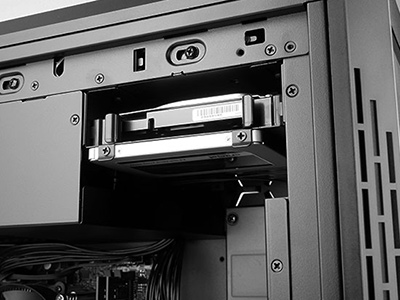 画像ギャラリー No.010のサムネイル画像 / G-TuneがミニタワーゲームPCを刷新。新筐体は冷却能力とフロントHDMI出力にこだわり,オプションで側面ガラスパネルも用意