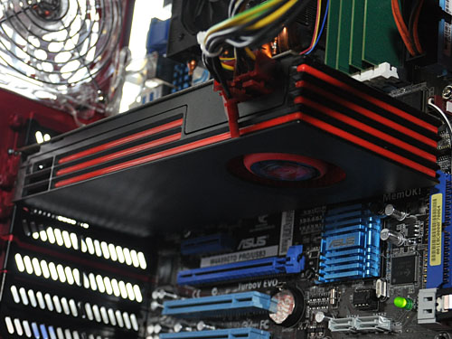 画像ギャラリー No.001のサムネイル画像 / 【速報】AMD,次世代GPUを22日に発表と予告し実機デモを披露。APU「Llano」のウェハも公開