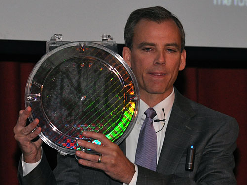 画像ギャラリー No.006のサムネイル画像 / 【速報】AMD,次世代GPUを22日に発表と予告し実機デモを披露。APU「Llano」のウェハも公開