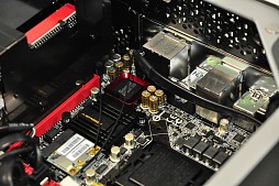 画像集#012のサムネイル/［COMPUTEX］ASRock，BMWデザインのゲーマー向けMini-ITXベアボーン「M8」のZ97モデルほか，DDR4スロットを搭載した未発表の「X99」搭載マザーを展示