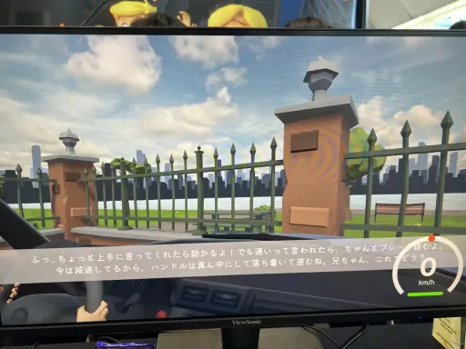画像ギャラリー No.013のサムネイル画像 / 調子だけいい妹にハンドルを握らせる恐怖。爆笑必至の配信向けインディーゲーム「妹に運転を教える」でギャラリーを沸かせてきた［TGS2026］