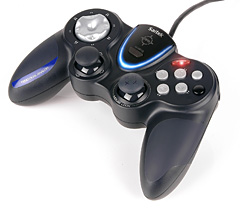 画像集#004のサムネイル/Saitek製デジタル&アナログ両対応ゲームパッド「P990」を完全日本語版で7月18日に再販。エントリーモデル「P220」も同時発売