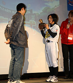 画像ギャラリー No.011のサムネイル画像 / 前回入賞者が早々に敗退？　片岡安祐美選手も登場した「プロ野球 ファミスタ オンライン3」全国大会決勝レポート