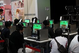 画像ギャラリー No.002のサムネイル画像 / 「ファミスタ オンライン 全国トーナメント」の決勝大会レポート。屋鋪 要氏と川村ゆきえさんがゲストで登場