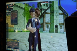 画像ギャラリー No.013のサムネイル画像 / アッー! 「ルーセントハート」で同性同士がほしともになれるアップデート。新宿二丁目のゲイバーで開催されたメディア向け発表会レポート