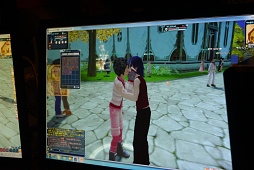 画像ギャラリー No.014のサムネイル画像 / アッー! 「ルーセントハート」で同性同士がほしともになれるアップデート。新宿二丁目のゲイバーで開催されたメディア向け発表会レポート