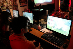 画像ギャラリー No.015のサムネイル画像 / 「モンスターハンター フロンティアG」の「公認ネットカフェ全国ツアー in 千葉」が開催。10月に「ブラキディオス」の実装が明らかに