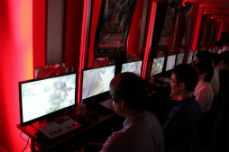 画像ギャラリー No.016のサムネイル画像 / 「モンスターハンター フロンティアG」の「公認ネットカフェ全国ツアー in 千葉」が開催。10月に「ブラキディオス」の実装が明らかに