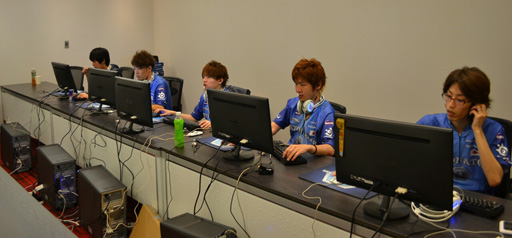 画像ギャラリー No.003のサムネイル画像 / 決勝戦まで勝ち進むのはどのクラン？ DeToNatorの活躍を追った「Alliance of Valiant Arms」国際大会「AIC 2014」2日めのレポートを掲載