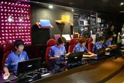 画像ギャラリー No.022のサムネイル画像 / 決勝戦まで勝ち進むのはどのクラン？ DeToNatorの活躍を追った「Alliance of Valiant Arms」国際大会「AIC 2014」2日めのレポートを掲載