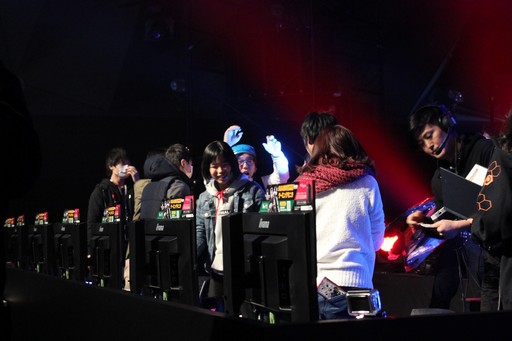 画像ギャラリー No.018のサムネイル画像 / AVAの新作スマホアプリ「AIMS」も発表された「AVAれ祭2016 -横浜の陣-」をレポート。AWC2016やAVAEWT2016決勝戦の勝敗の行方は?