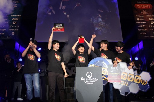 画像ギャラリー No.031のサムネイル画像 / AVAの新作スマホアプリ「AIMS」も発表された「AVAれ祭2016 -横浜の陣-」をレポート。AWC2016やAVAEWT2016決勝戦の勝敗の行方は?