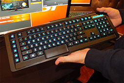 Ces 15 Steelseries独自の高速キースイッチはいったいどんなもの 新型キーボード Apex M800 をチェックしてきた