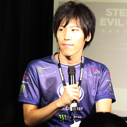 画像ギャラリー No.017のサムネイル画像 / SteelSeriesのファンイベントレポート。EVO2015ウルIV部門覇者のももち選手が凱旋し,次世代マウスの情報もちらり
