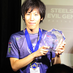 画像ギャラリー No.018のサムネイル画像 / SteelSeriesのファンイベントレポート。EVO2015ウルIV部門覇者のももち選手が凱旋し,次世代マウスの情報もちらり