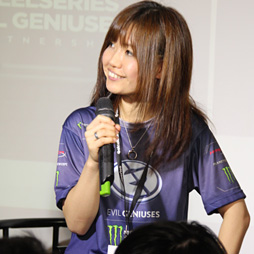 画像ギャラリー No.019のサムネイル画像 / SteelSeriesのファンイベントレポート。EVO2015ウルIV部門覇者のももち選手が凱旋し,次世代マウスの情報もちらり