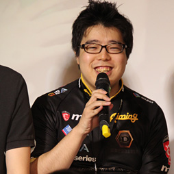 画像ギャラリー No.021のサムネイル画像 / SteelSeriesのファンイベントレポート。EVO2015ウルIV部門覇者のももち選手が凱旋し,次世代マウスの情報もちらり