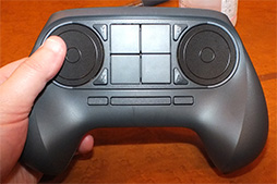 画像集#004のサムネイル/Valve,「Steam Controller」のデザイン変更を発表。中央部のタッチスクリーンを廃止し,D-Padと4ボタンを新たに搭載