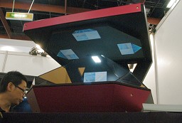画像集#002のサムネイル/［COMPUTEX］会場で見かけた立体視技術いろいろ。空中結像ディスプレイ，2万円台の立体フォトフレーム，2D液晶パネルの強制3D化キット？