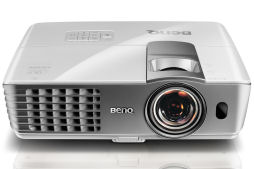 画像ギャラリー No.002のサムネイル画像 / 1mの距離で65インチの画面を表示，BenQの短焦点フルHDプロジェクタが5月に発売