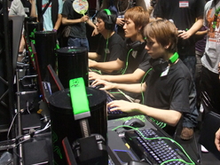 画像ギャラリー No.004のサムネイル画像 / Razer USAブースで行われた「StarCraft II: Wings Of Liberty」イベントレポート。台湾トップレベルのSEN氏を日本人プレイヤーが打ち負かす場面も