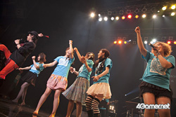 ���������꡼ No.014�Υ���ͥ������ / Zepp Tokyo�˹�ڥ����ƥ����Ȥ����硣����Ϫ�Ȥʤ�ڶʤ�ʹ������TEAM Entertainment Live Act 2011�פ����ͤ��ݡ���