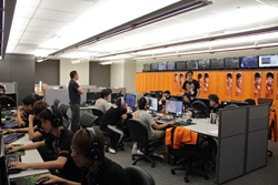 ���������꡼ No.017�Υ���ͥ������ / ��Ω����16ǯ��1500�͵��Ϥδ�Ȥ���Ĺ�������Ѥ�Gamania�������ܼҥӥ��ˬ�䤷����饤�󥲡��೫ȯ�䥢�˥�����θ���ʤɤ򸫤��Ƥ��ä�