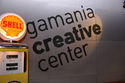 ���������꡼ No.023�Υ���ͥ������ / ��Ω����16ǯ��1500�͵��Ϥδ�Ȥ���Ĺ�������Ѥ�Gamania�������ܼҥӥ��ˬ�䤷����饤�󥲡��೫ȯ�䥢�˥�����θ���ʤɤ򸫤��Ƥ��ä�