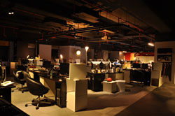 ���������꡼ No.025�Υ���ͥ������ / ��Ω����16ǯ��1500�͵��Ϥδ�Ȥ���Ĺ�������Ѥ�Gamania�������ܼҥӥ��ˬ�䤷����饤�󥲡��೫ȯ�䥢�˥�����θ���ʤɤ򸫤��Ƥ��ä�