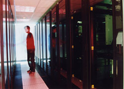 ���������꡼ No.027�Υ���ͥ������ / ��Ω����16ǯ��1500�͵��Ϥδ�Ȥ���Ĺ�������Ѥ�Gamania�������ܼҥӥ��ˬ�䤷����饤�󥲡��೫ȯ�䥢�˥�����θ���ʤɤ򸫤��Ƥ��ä�