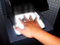 ���������꡼ No.029�Υ���ͥ������ / ��Ω����16ǯ��1500�͵��Ϥδ�Ȥ���Ĺ�������Ѥ�Gamania�������ܼҥӥ��ˬ�䤷����饤�󥲡��೫ȯ�䥢�˥�����θ���ʤɤ򸫤��Ƥ��ä�