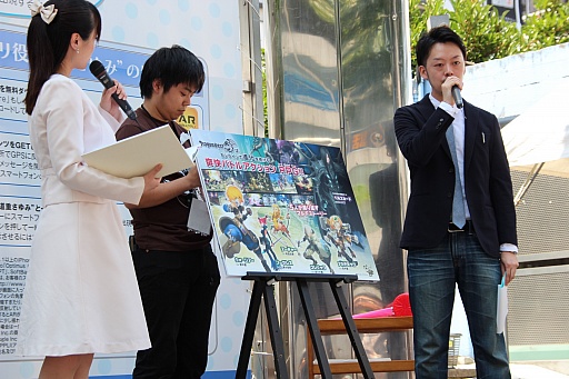 画像ギャラリー No.003のサムネイル画像 / 道重さゆみさんの巨大AR映像が新宿に出現! 新CMに出演する猫ひろしさんも駆けつけた「ドラゴンネスト」AR広告お披露目イベントレポート