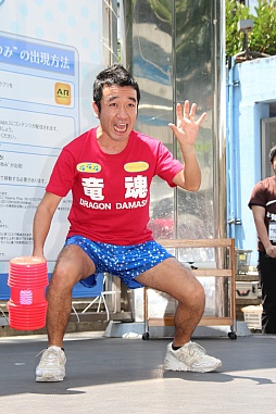 画像ギャラリー No.007のサムネイル画像 / 道重さゆみさんの巨大AR映像が新宿に出現! 新CMに出演する猫ひろしさんも駆けつけた「ドラゴンネスト」AR広告お披露目イベントレポート