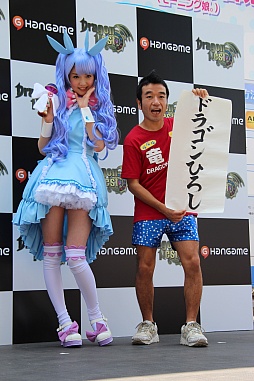 画像ギャラリー No.009のサムネイル画像 / 道重さゆみさんの巨大AR映像が新宿に出現! 新CMに出演する猫ひろしさんも駆けつけた「ドラゴンネスト」AR広告お披露目イベントレポート