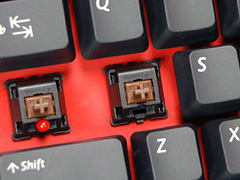 画像集#006のサムネイル/“Cherry茶軸”採用の赤い限定版,DHARMAPOINT製キーボード「DRTCKB102UBRT」テストレポート